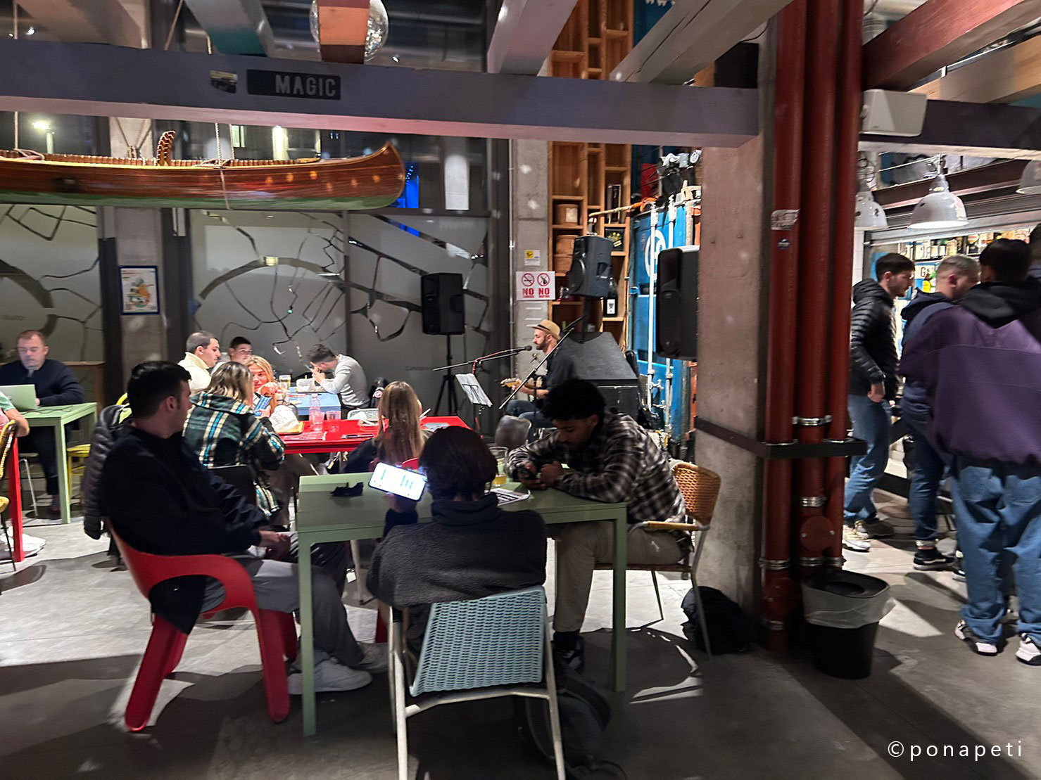 アンダ ベニス ホステル　ライブ