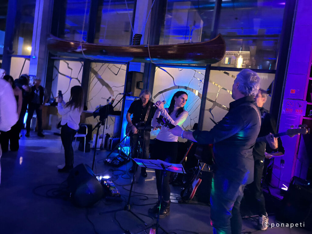 アンダ ベニス ホステル ライブ