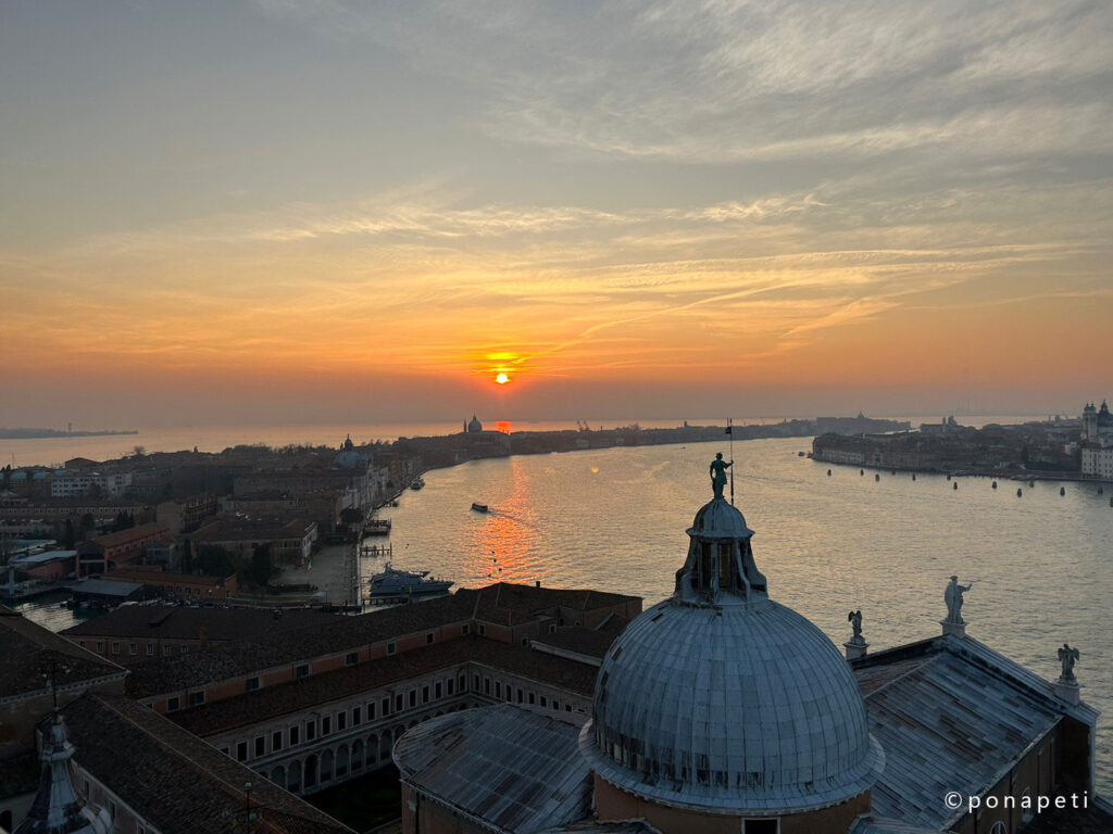 サン・ジョルジョ・マッジョーレの鐘楼からの眺め。夕焼けがきれい。