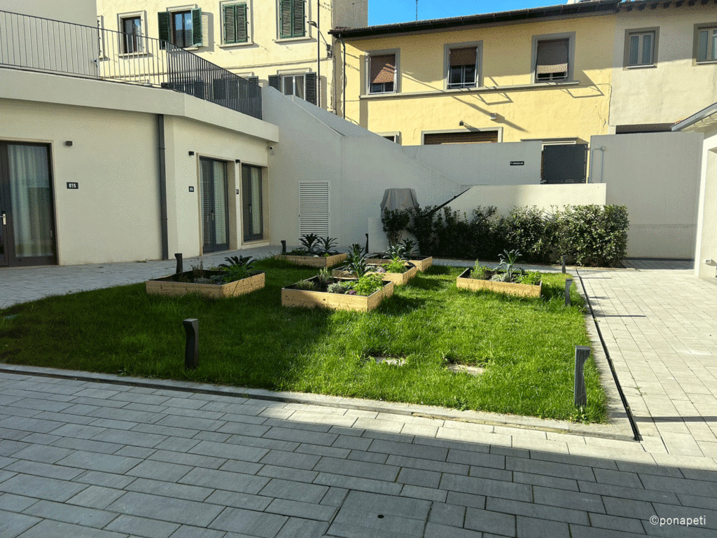 イエロー・スクエア・フローレンスの中庭